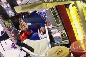 Broş&uuml;r bırakma bahanesiyle kasayı boşalttı