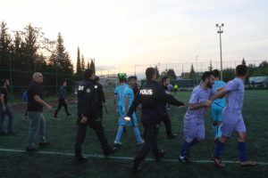 Sahada yumruk ve tekmeler havada u&ccedil;uştu