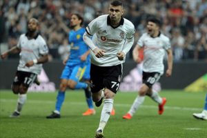 Beşiktaş, şampiyonluk i&ccedil;in yılmadı