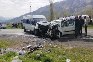 İki ara&ccedil; &ccedil;arpıştı! Yaralılar var