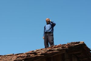 İlgin&ccedil; g&ouml;r&uuml;nt&uuml;! Minare, ağa&ccedil; ve &ccedil;atılara &ccedil;ıkıyorlar...
