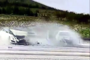 Dolu yağışını g&ouml;r&uuml;nt&uuml;lerken, kaza anını kaydetti