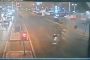 Kırmızı ışıkta ge&ccedil;en ara&ccedil; 17 yaşındaki gencin &ouml;l&uuml;m&uuml;ne sebep oldu