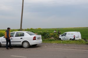 Diyarbakır'da kaza: 4 kişi yaralandı, yavru k&ouml;pek aracın altında kaldı