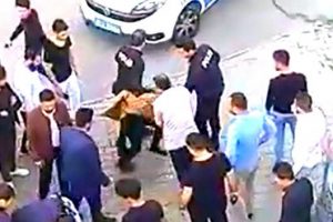 &Ccedil;ocuğa taciz ş&uuml;phelisini d&ouml;v&uuml;p, polise teslim ettiler