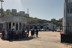 Arkadaşları işten &ccedil;ıkarılan 700 iş&ccedil;i iş bıraktı!