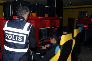 'Siber tehditlerle m&uuml;cadele timi' &ccedil;ocukları bilgilendiriyor