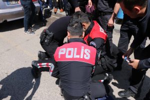 Sokakta kavga eden 2 kişiyi &ccedil;evredekiler durduramadı