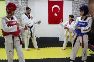 Tekvando tutkusunu 3 kızına da aşıladı