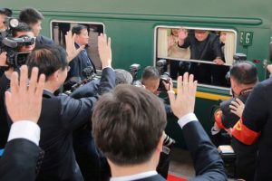 Kuzey Kore lideri Kim, sevin&ccedil; g&ouml;zyaşlarıyla karşılandı