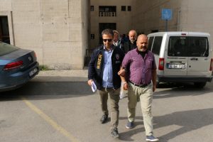 Bursa'da kadın rol&uuml; yapıp m&uuml;stehcen g&ouml;r&uuml;nt&uuml;lerle şantaj yapan &ccedil;ete &ccedil;&ouml;kertildi