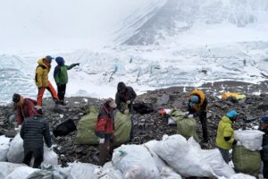 Everest'te temizlik! 4 dağcının cesedinin yeri de tespit edildi