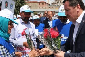 Memur-Sen Genel Başkanı Yal&ccedil;ın, Bolu Belediyesi'nde işten &ccedil;ıkarılan iş&ccedil;ileri ziyaret etti