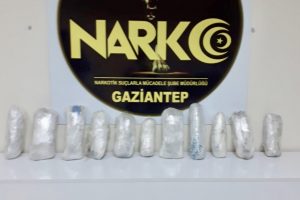 Narkotik k&ouml;pek bir arabada 7 kilogram esrar buldu