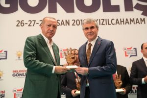Cumhurbaşkanı Erdoğan'dan Başkan Y&uuml;ce'ye başarı plaketi