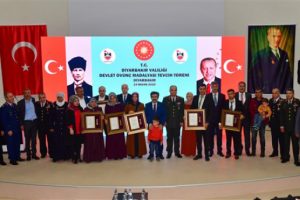 Diyarbakır'da şehit yakını ve gazilere &ouml;v&uuml;n&ccedil; madalyası
