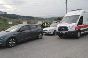 Yolcu otob&uuml;s&uuml; ile otomobil &ccedil;arpıştı, 1 yaralı