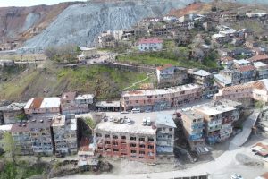 Maden'de heyelan riski nedeniyle 15 ev ve iş yeri tahliye edildi