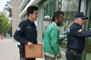 Saman y&uuml;kl&uuml; kamyonu &ccedil;akmakla yakan zanlı serbest