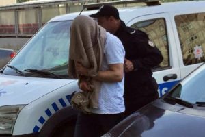 Kadınlara cinsel organını g&ouml;sterdiği iddia edilen ş&uuml;pheli, serbest