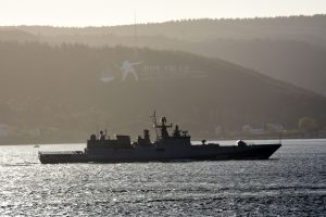 Rus savaş gemisi, &Ccedil;anakkale Boğazı'ndan ge&ccedil;ti