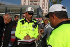 Otomobil kazanın ardından seyyar satıcıların arasına daldı: 1 &ouml;l&uuml;, 2 yaralı