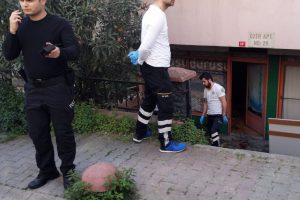 İstanbul Bakırk&ouml;y'de bir esnaf boğazından bı&ccedil;aklanarak &ouml;ld&uuml;r&uuml;ld&uuml;