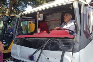 Kırmızı ışıkta bekleyen 2 tıra &ccedil;arptı, sıkıştığı ara&ccedil;ta sigara yakmaya &ccedil;alıştı