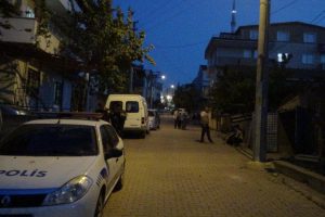 Hasımlarına ateş a&ccedil;tılar, kaldırımda oturan &ccedil;ocuğu vurdular