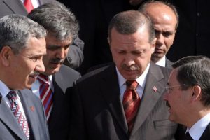 B&uuml;lent Arın&ccedil;: Kim nereye giderse gitsin, bizler AK Partiliyiz