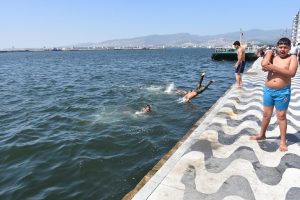 Hava sıcaklıklarının artmasıyla deniz sezonunu a&ccedil;tılar