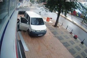 G&uuml;peg&uuml;nd&uuml;z yaşanan lastik hırsızlığı kamerada