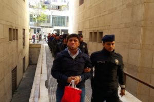 Bursa'da FET&Ouml; ş&uuml;phelisi adliyeye girerken kameralara dil &ccedil;ıkardı