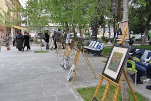 Topladıkları &ccedil;&ouml;pleri sanat eserine &ccedil;evirdiler