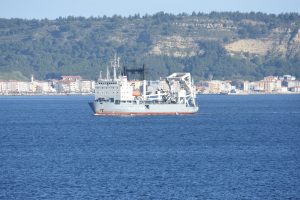 Rus denizaltısı ve kurtarma gemisi &Ccedil;anakkale Boğazı'ndan ge&ccedil;ti