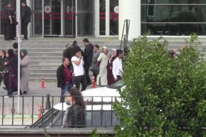 Bursa'da g&uuml;r&uuml;lt&uuml; tartışmasında askeri sırtından bı&ccedil;aklayarak ağır yaraladılar