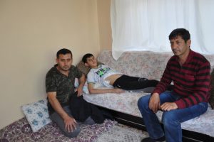 Bah&ccedil;ede oynarken, maganda kurşunuyla yaralandı