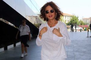 Oya Germen beyazlar i&ccedil;inde