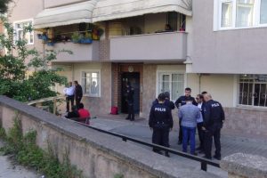İlişkisine karşı &ccedil;ıkan anne ve babasını t&uuml;fekle &ouml;ld&uuml;rd&uuml;