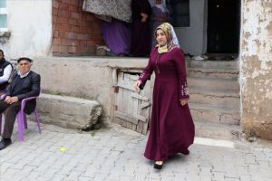 K&ouml;ye muhtar se&ccedil;ilen kadın ve ekibi kolları sıvadı