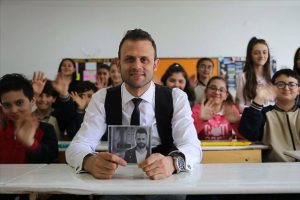 &Ccedil;ıkardığı alb&uuml;mle k&ouml;y &ccedil;ocuklarına enstr&uuml;man alacak
