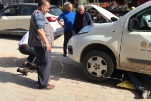 Bursa'da motora sıkışan yavru kediyi PTT &ccedil;alışanları kurtardı