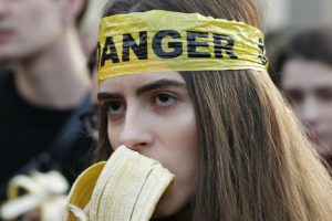 'Sanat sans&uuml;r&uuml;n&uuml;' muz yiyerek protesto ettiler