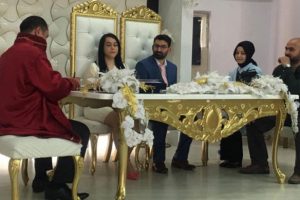 Damat kayınpederi ile evlendirildi