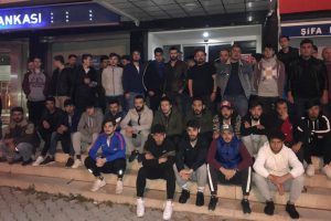 Şampiyon sporcular alacaklarının &ouml;denmesi i&ccedil;in oturma eylemi yaptı