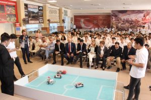 Bursa'da &ouml;ğrencilerin robotları futbol turnuvasında yarıştı