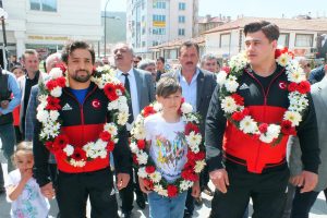 Avrupa şampiyonu g&uuml;reş&ccedil;ilere mehterli karşılama