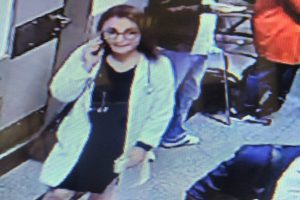 Sahte stajyer hasta ve hasta yakınlarının parasını &ccedil;aldı