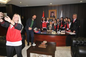 Rekt&ouml;r, OM&Uuml;'n&uuml;n gururu hentbolcuları ağırladı