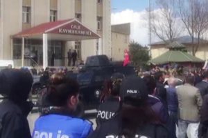 Okul &ouml;n&uuml;nde taciz iddiası il&ccedil;eyi karıştırdı